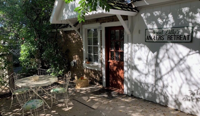 Cozy cottage centrally located –Ideal for Outdoors or Relaxing. No cleaning fee!