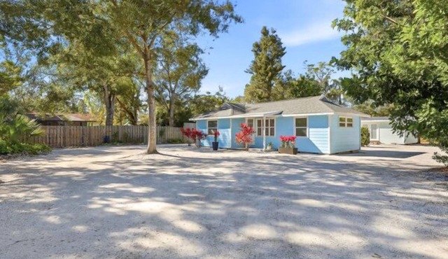 Cozy Cottage centrally located in beautiful Sarasota Florida.