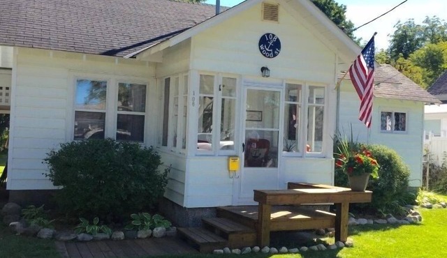 Cozy Cottage. CHARLEVOIX IN TOWN! 3.5 Miles to Castle! 5 blocks from downtown!