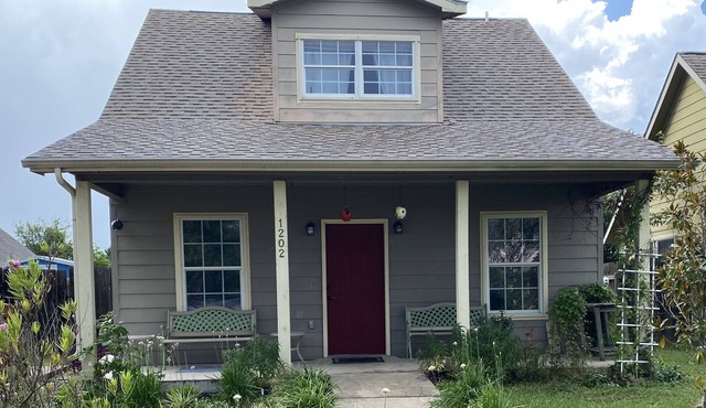 Cozy Cottage Close to COTA, ACL, SXSW, kids welcome!