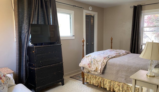 Cozy Cottage Close to Heart of Salinas.