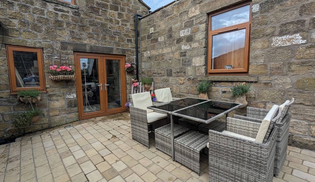 Cozy Cottage Close to Haworth Sleeps 2 With Garden