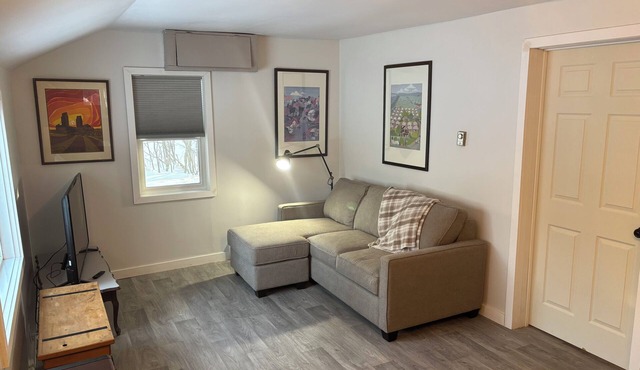 Cozy cottage. Close to the Vine Chapel, Asessippi Ski Hill, Lake of the Prairies