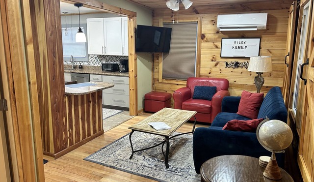 Cozy cottage condo with easy access to TIEC, Hendersonville, Asheville & Boone