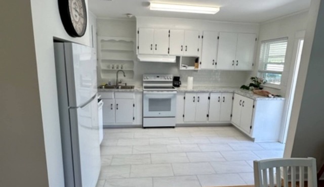 Cozy cottage convenient to downtown, restaurants, and medical facilities.