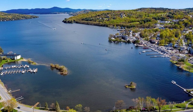 Cozy Cottage -Dock/Lake Access on Lake Winni 1 Bdrm/1Bath in downtown Meredith