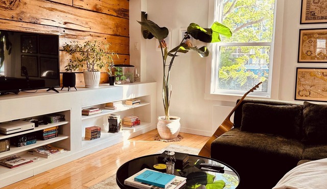 Cozy Cottage Downtown :) - 5 mins to Metro, Park La Fountain and Place Des Arts.