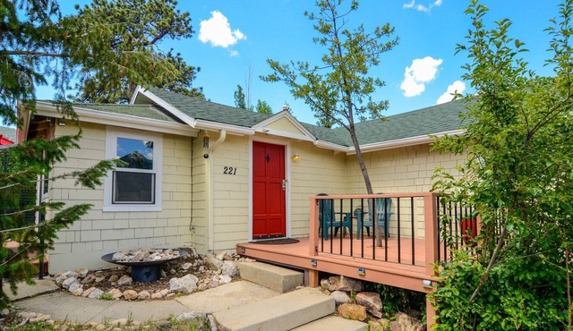 Cozy Cottage - Downtown Location with Wifi/Views/Parking!