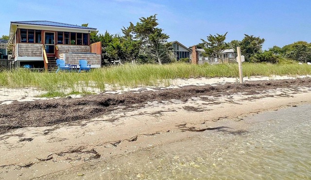 Cozy Cottage for 2 with it's own private beach right on the Pamlico sound.