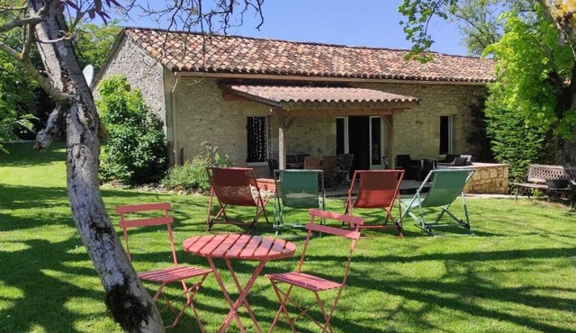Cozy cottage for 4 to 6 people with swimming pool