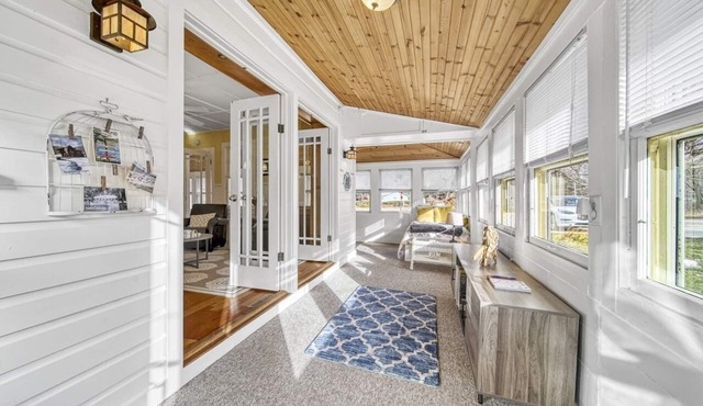 Cozy Cottage for 8, Fire Pit + Short Walk to Town