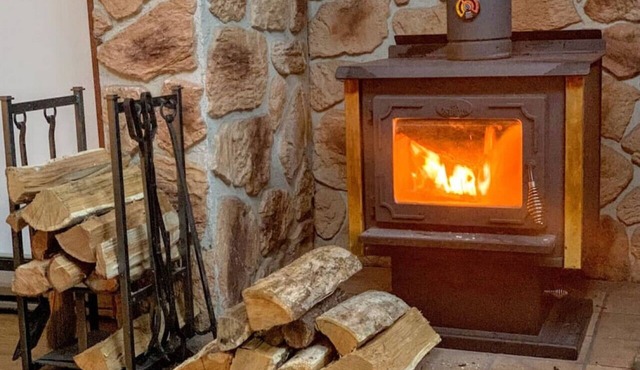 Cozy Cottage for Fam! Firepit, Woodstove, Games!