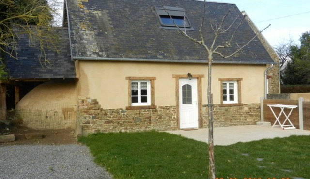 Cozy Cottage for 2 Near Beach with Private Garden, Internet, and Baby Amenities