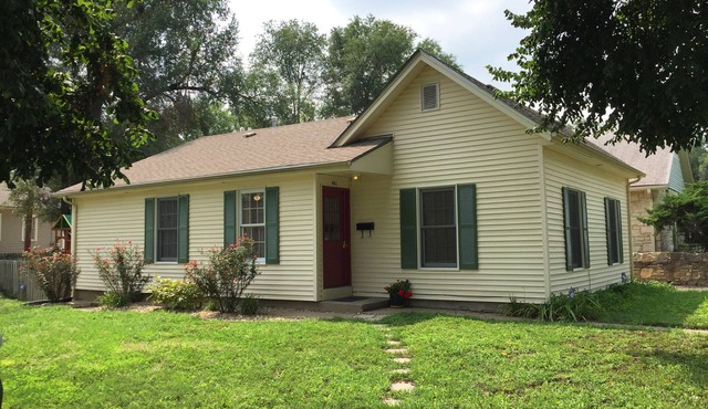 Cozy Cottage, Fully Furnished, Quiet Downtown Neighborhood