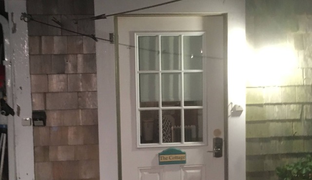 Cozy cottage great mid island location 1 mile to beach and 1 mile to town