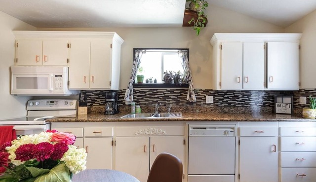 Cozy Cottage Hidden in Salt Lake City - The Hideaway