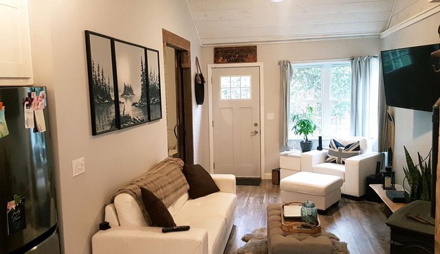 Cozy cottage home in the town of Belfountain