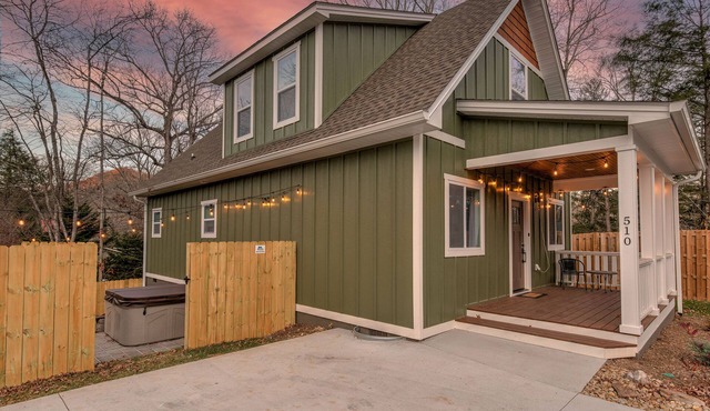 Cozy Cottage- Hot Tub/16 mi from Asheville/Fire Pit/Arcade/Foosball