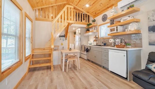 Cozy cottage in a lakeside community by Lake Conroe.