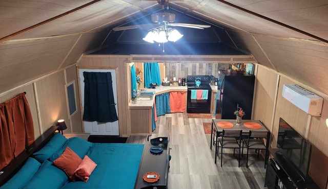 Cozy cottage in a quiet peaceful area, and just 5 minutes from town.