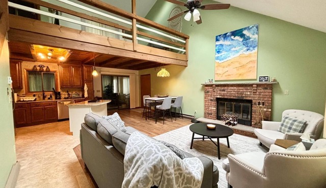 Cozy Cottage in Amenity Filled Hideout. Calendar just opened for Summer dates