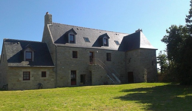 Cozy cottage in an authentic granite building 500m from the sea