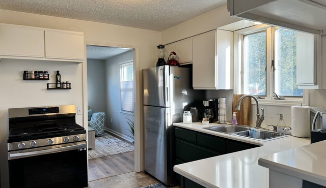 Cozy Cottage in Avon Lake, OH. Pet Friendly!