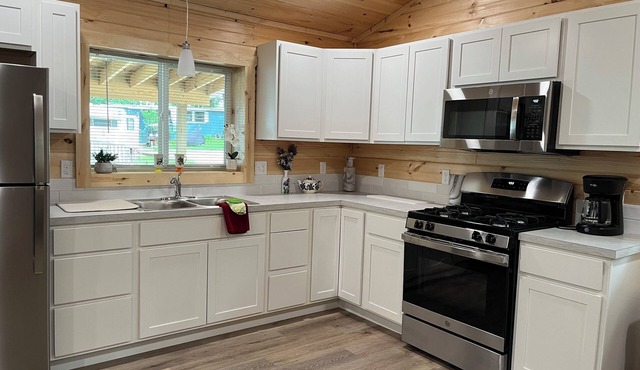 Cozy cottage in awesome Greenville with WiFi, AC