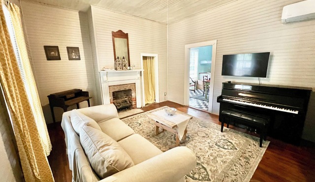 Cozy cottage in charming Milledgeville with AC, WiFi