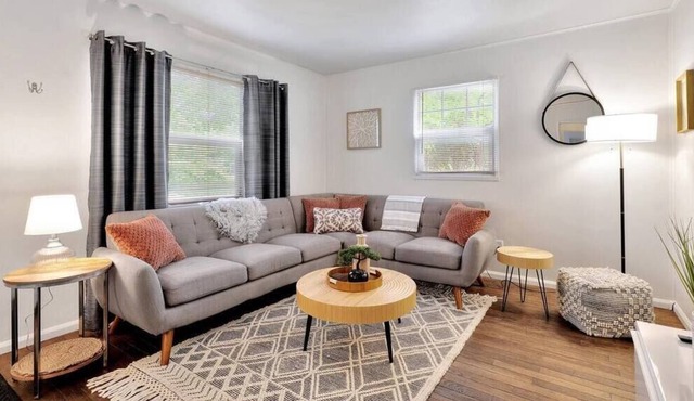 Cozy Cottage in Central Champaign Near UIUC Campus