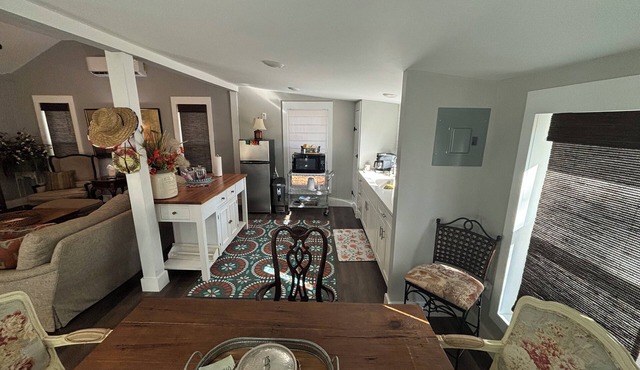 Cozy cottage in charming Walterboro with AC, WiFi