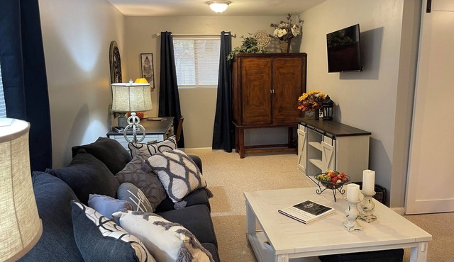 Cozy cottage in charming East Memphis with WiFi, AC