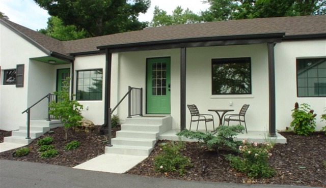 Cozy Cottage in Downtown Branson with a Pool