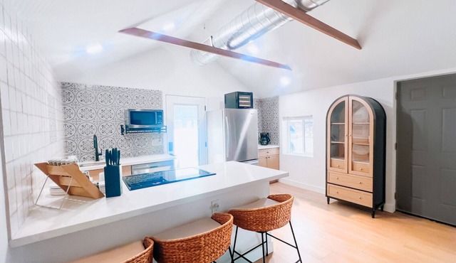Cozy Cottage in Downtown Gilbert Heritage District Sleeps Up To 3