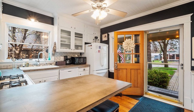 Cozy cottage in downtown Hudson, WI!