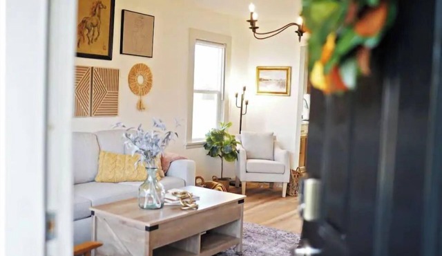 Cozy Cottage in East Peoria!