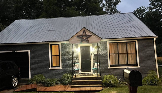 Cozy Cottage in Fayetteville. Coolest Small mountain top town , Pet Friendly!