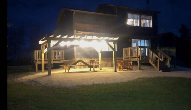Cozy Cottage in Gimli Mb with a Private Beach