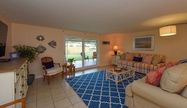 Cozy cottage in Gulf Gate to relax year-round in beautiful Sarasota.
