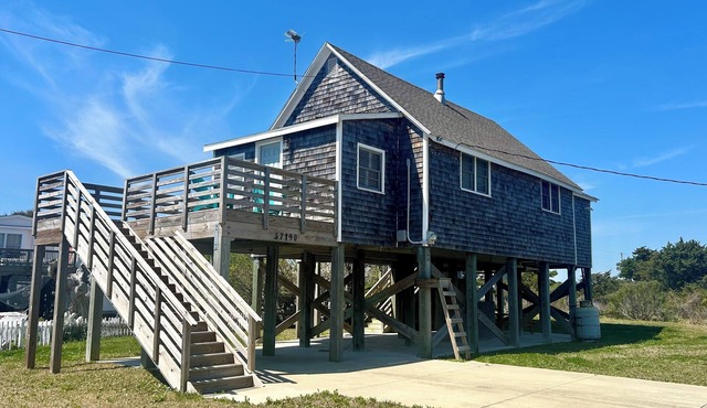 Cozy cottage in Hatteras Village. Convenient to shopping, restaurants and beach.