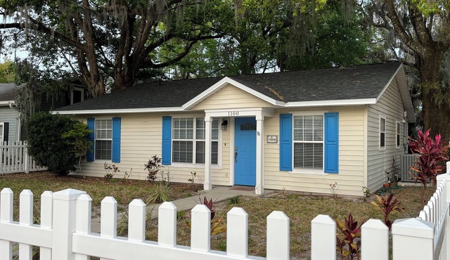 Cozy Cottage in Historic Mount Dora. 3 bedrooms & 2 bathrooms.