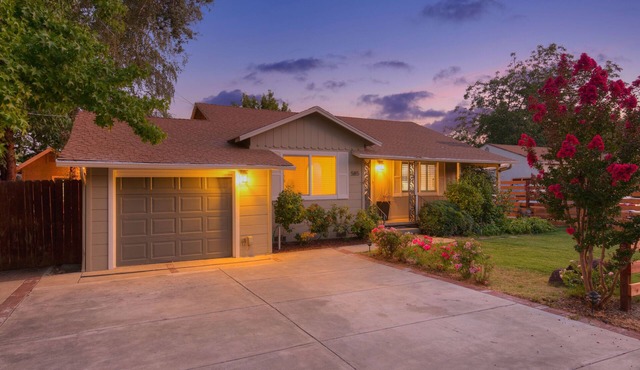 Cozy cottage in Historic Upper Lake