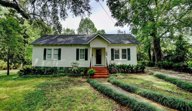Cozy Cottage in Historic District.