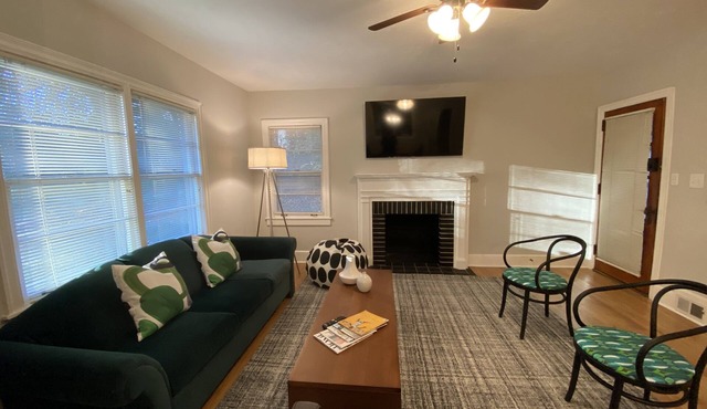 Cozy cottage in Historic Roswell just blocks from Canton Street!