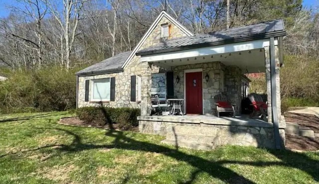 Cozy Cottage in Leiper’s Fork, Franklin, TN.