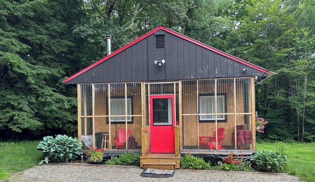 Cozy cottage in northern Vermont, perfect for travelers, traveling professionals