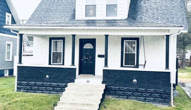 Cozy Cottage in Perfect Location with Hot Tub!