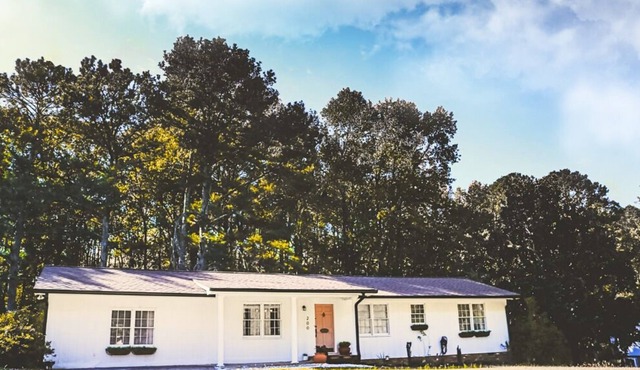 Cozy cottage in quaint small town. Close to studios and Atlanta downtown.