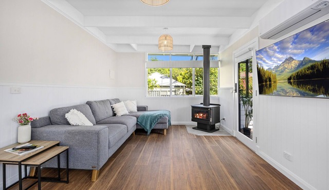 Cozy cottage in quiet cul-de-sac, newly renovated, in beautiful Warburton