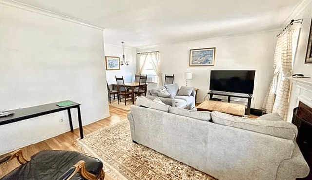 Cozy Cottage in Redondo Beach by the Riviera Village shops and restaurants.